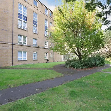 Spacious 4br Centre W/ Free Parking Lejlighed *