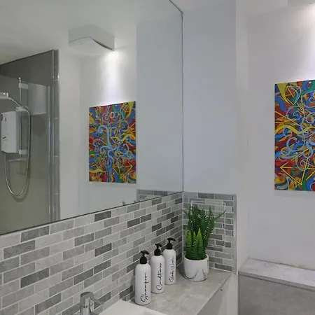 Spacious 4br Centre W/ Free Parking شقة إدنبرة