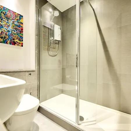 شقة Spacious 4br Centre W/ Free Parking