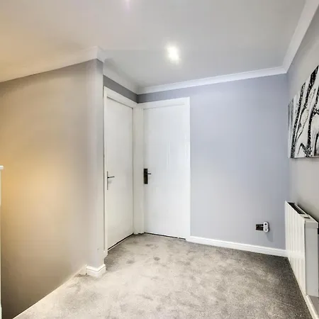 Spacious 4br Centre W/ Free Parking Lejlighed