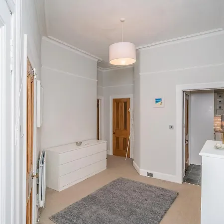 Newly Decorated Spacious 2bed Flat In Chic Area