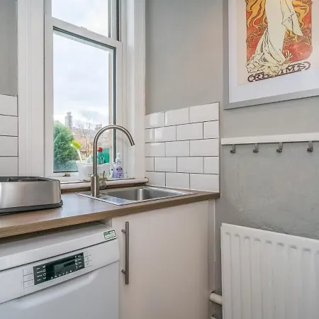 Newly Decorated Spacious 2bed Flat In Chic Area