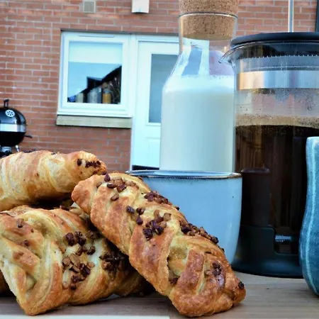 Peaceful, Lovely And Modern, Entire House Semesterbostad Edinburg