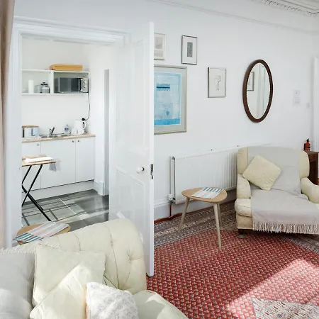 Πανσιόν Sheens House