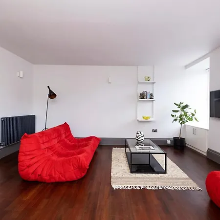 Minimalist New Town - Private Entrance