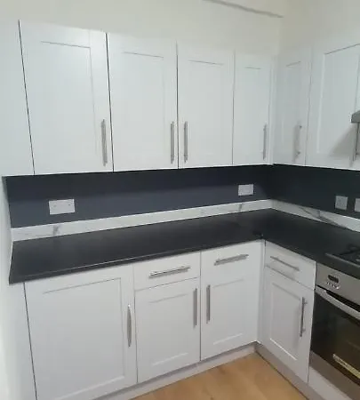 Lovely Spacious Double Beds Sleeps 8 Apartment *