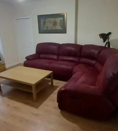 Lovely Spacious Double Beds Sleeps 8 *