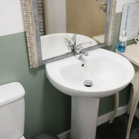 Δωμάτια σε οικογενειακή κατοικία Broomhouse *