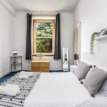 Centre 2 Bedroom Flat - Close To Haymarket Train Station. Appartamento *