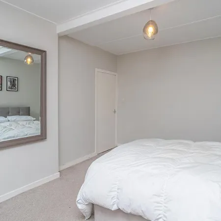 Pass The Keys Cosy And Spacious 2 Beds Flat With - Free Parking
