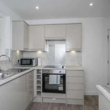 Pass The Keys Cosy And Spacious 2 Beds Flat With - Free Parking Apartment *
