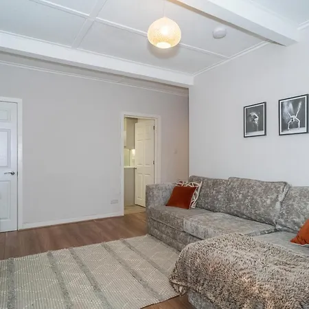 Pass The Keys Cosy And Spacious 2 Beds Flat With - Free Parking