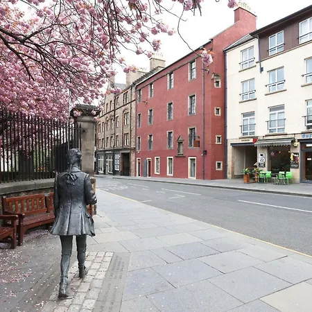 Joivy Affordable 3,4,5 And 12 Bed Private Flats Next To Royal Mile (adults Only)