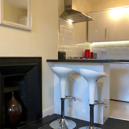 Cosy Bright And Modern 1 Bedroom Centre Flat *