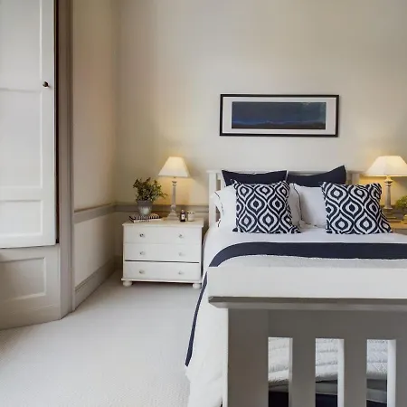 Apartment Stylish & Modern 2 Bedroom - Stockbridge. *
