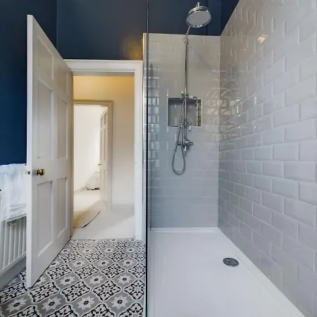 Stylish & Modern 2 Bedroom - Stockbridge. Apartment