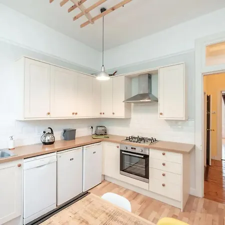 Modern & Central Georgian Flat Near Castle