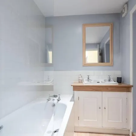 Modern & Central Georgian Flat Near Castle * Edinburgh