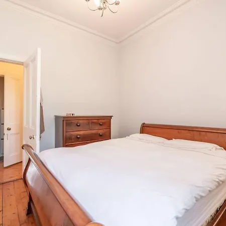 Modern & Central Georgian Flat Near Castle