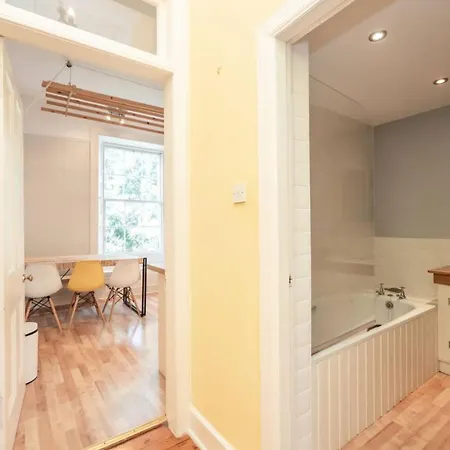 Apartment Modern & Central Georgian Flat Near Castle *