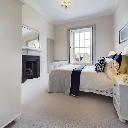 Stylish & Modern 2 Bedroom - Stockbridge. *