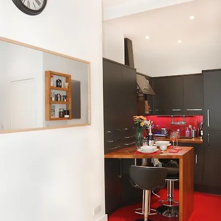 Chic & Bright Flat Near Holyrood Park Apartment