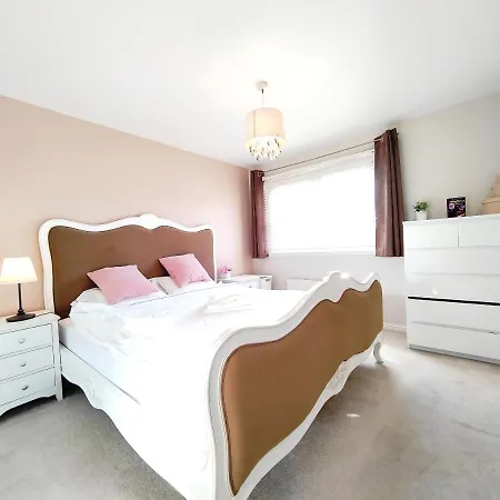 Modern And Spacious Double&king Bedrooms Both With Private Bathrooms Homestay Edinburgh