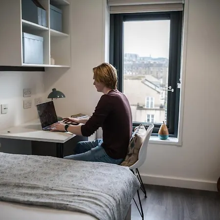 For Students Only - Mcdonald Road In شقة