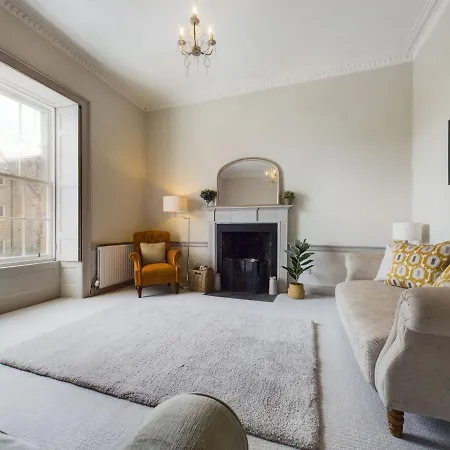 Apartment Stylish & Modern 2 Bedroom - Stockbridge. *
