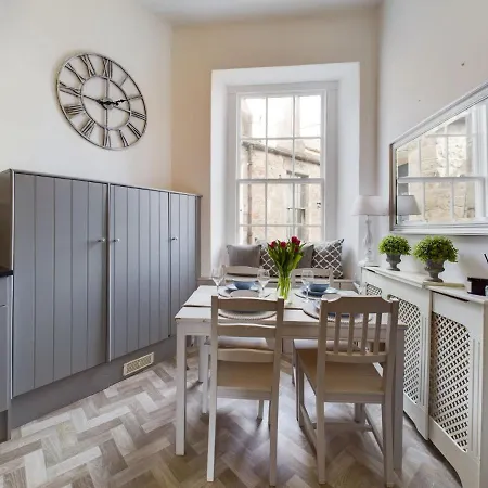 Stylish & Modern 2 Bedroom - Stockbridge. Apartment *