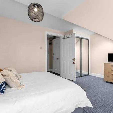 Stylish 1 Bedroom דירה *