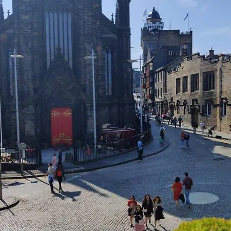 Royal Mile Apt, Just 1 Min From Castle! Эдинбург