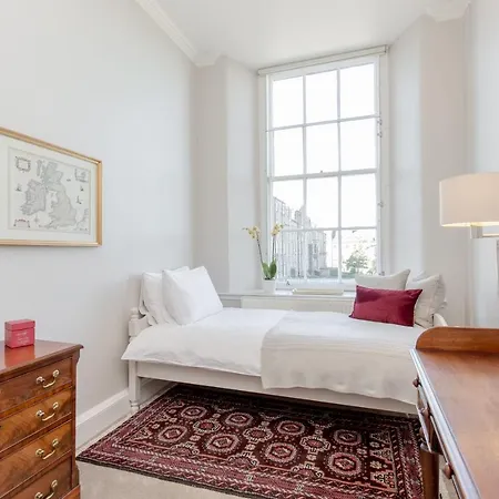 Stunning New Town 3 Bed *