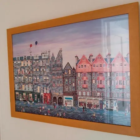 Modern Royal Mile 2 Bed Flat - Pass The Keys Edynburg