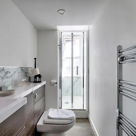 Modern Royal Mile 2 Bed Flat - Pass The Keys Apartament Edynburg
