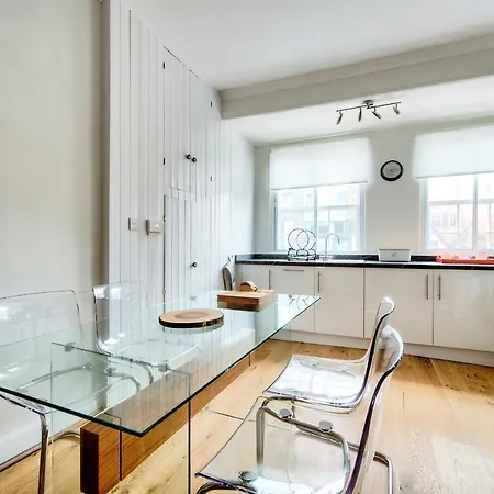Modern Royal Mile 2 Bed Flat - Pass The Keys Edynburg