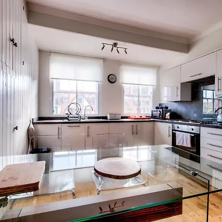 Modern Royal Mile 2 Bed Flat - Pass The Keys Edynburg