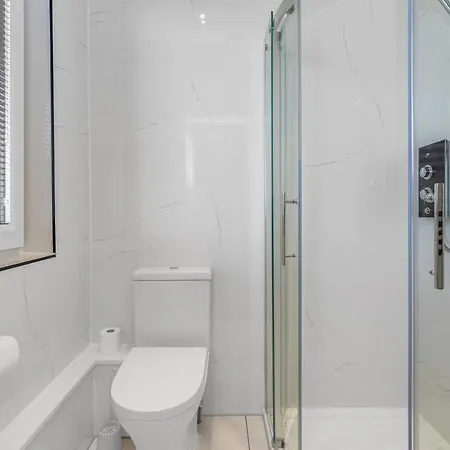 Stunning 3 Bedroom 2 Bathroom - Free Parking - Close To Centre & Airport