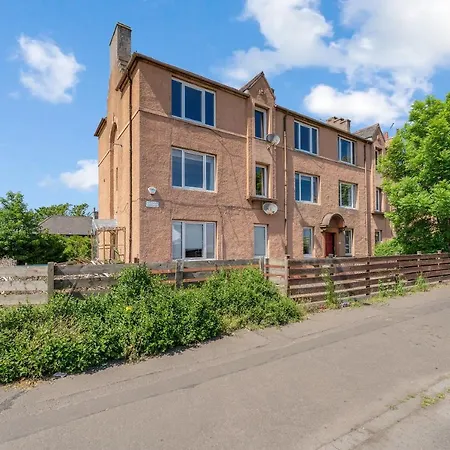 Stunning 3 Bedroom 2 Bathroom - Free Parking - Close To Centre & Airport