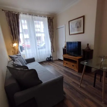 2 Bedrooms Flat Central Edinburgh, Sleeps 6, In The Shadow Of Holyrood Park And Arthur's Seat With Free Parking, Two Bed