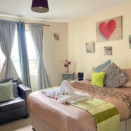 Accommodatie bij particulieren Lovely Double With Private Bathroom And Double With Shared Toilet & Parking Free Edinburgh