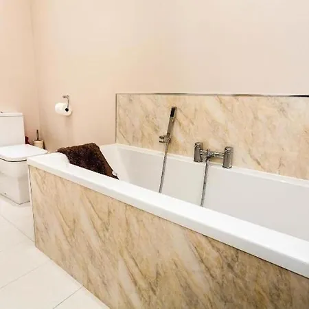 Entire, & Fully- Equipped Flat, West End Apartamento *