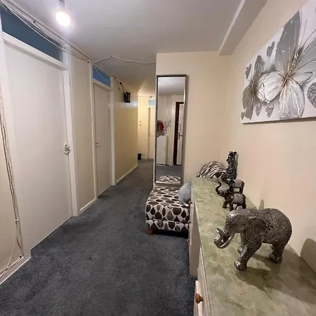 Beautiful Two Double With Free Parking And Share Toilet Homestay *