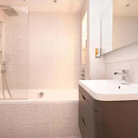 Altido Stylish Flat With Free Parking *