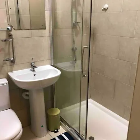 3 Bedrooms In Blackwood Crescent شقة