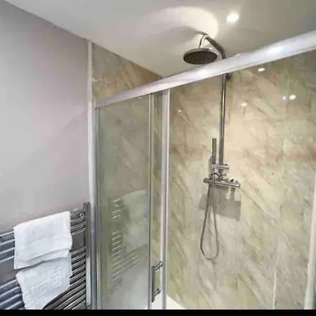 Modern 2bed 2bath In Leith 에든버러