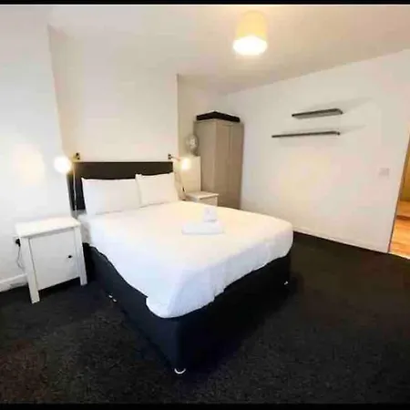 Modern 2bed 2bath In Leith 에든버러