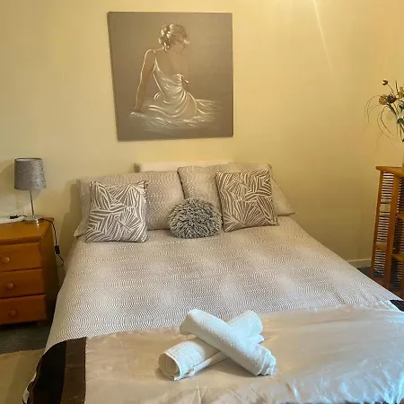 Beautiful Two Double With Free Parking And Share Toilet Edinburgh