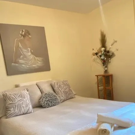 Beautiful Two Double With Free Parking And Share Toilet