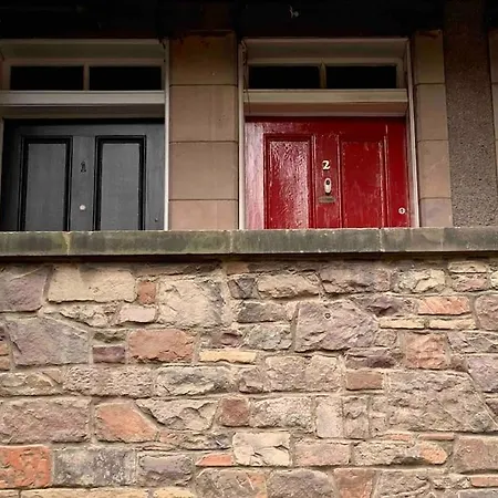 16th Century Courtyard On The Royal Mile Edinburgh